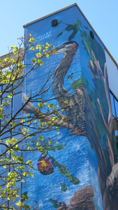 912792 Afbeelding van het bovenste deel van de hoge muurschildering met o.a. een reiger, op het appartementengebouw ...